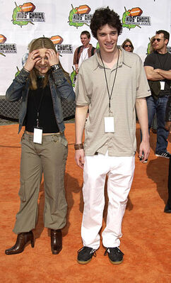 Jake Epstein and Lauren Collins at Nickelodeon’s 16th Annual Kids’ Choice Awards (2003)
Jake Epstein and Lauren Collins arrive together at Nickelodeon’s 16th Annual Kids’ Choice Awards on April 12, 2003, held at the Barker Hangar in Santa Monica, California. Both were starring on Degrassi: The Next Generation at the time, portraying Craig Manning and Paige Michalchuk. The photo captures them walking the orange carpet during arrivals.
Keywords: Jake Epstein;Lauren Collins;Degrassi;Degrassi The Next Generation;Craig Manning;Paige Michalchuk;Nickelodeon;Kids Choice Awards;Kids Choice Awards 2003;orange carpet;arrivals;Barker Hangar;Santa Monica;2003;TeenNick;awards show;red carpet